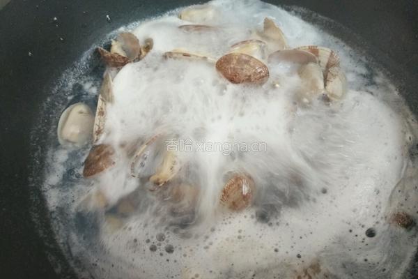 炒花甲的做法图解1