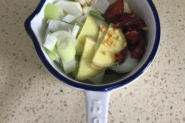 干煸腊肉菜花 的做法图解1