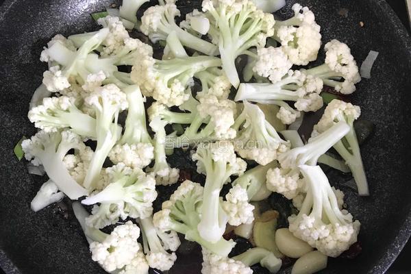 干煸腊肉菜花 的做法图解8