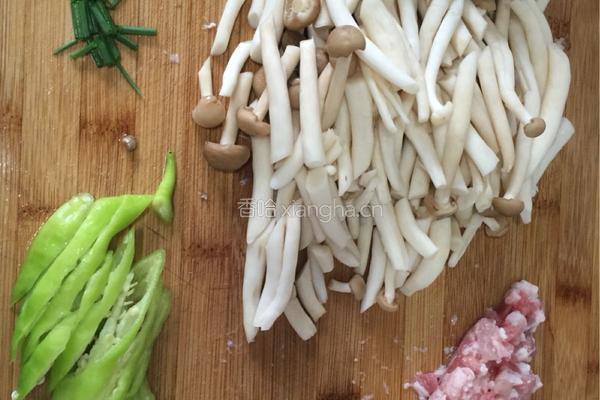 蟹味菇肉汤的做法图解1