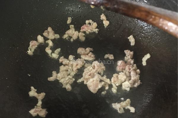 蟹味菇肉汤的做法图解2