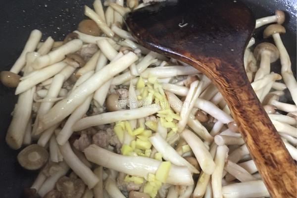 蟹味菇肉汤的做法图解3