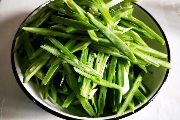 扁豆虾酱的做法图解1