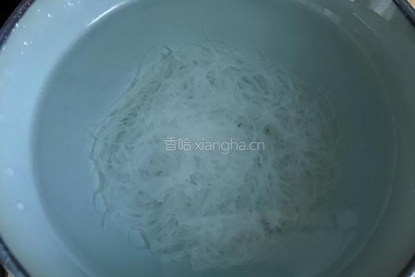 芥末拌菠菜粉丝花生 的做法图解6