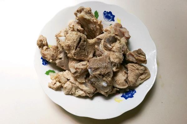 淡菜蛹虫草海带骨头汤的做法图解1