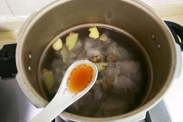 淡菜蛹虫草海带骨头汤的做法图解7