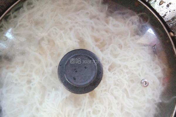 花生鸡丁焖粉丝的做法图解11
