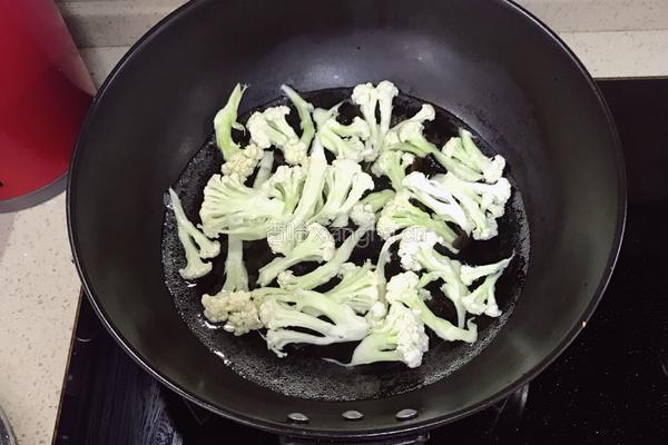花菜炒黑木耳的做法图解2