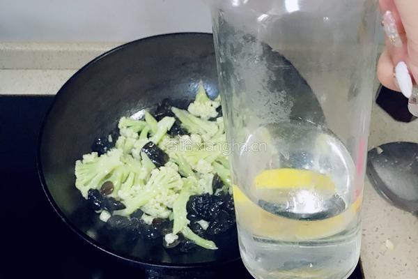 花菜炒黑木耳的做法图解7