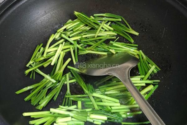 下饭菜—红椒炒韭菜的做法图解4