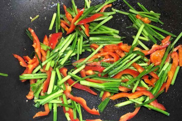 下饭菜—红椒炒韭菜的做法图解5