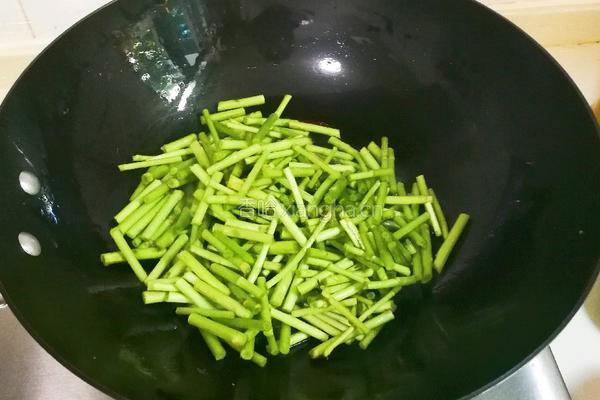 清香芦蒿炒蛋的做法图解4