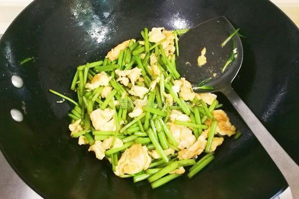 清香芦蒿炒蛋的做法图解8
