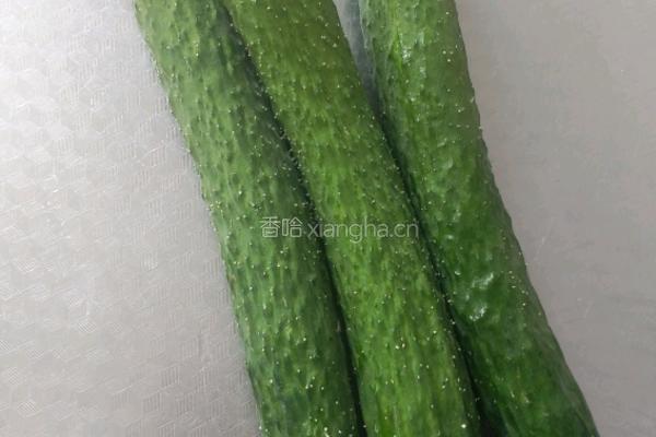刀拍蒜蓉黄瓜的做法图解1