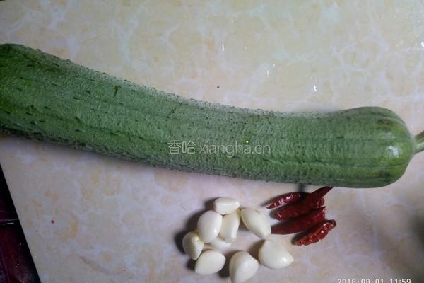 清炒丝瓜的做法图解1