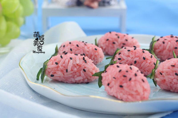 草莓饭团的做法图解1