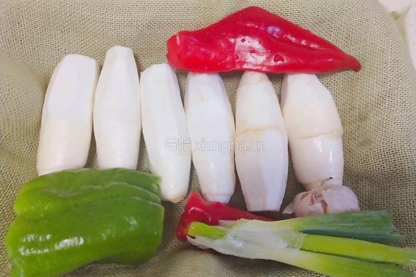 双椒炒茭白的做法图解2
