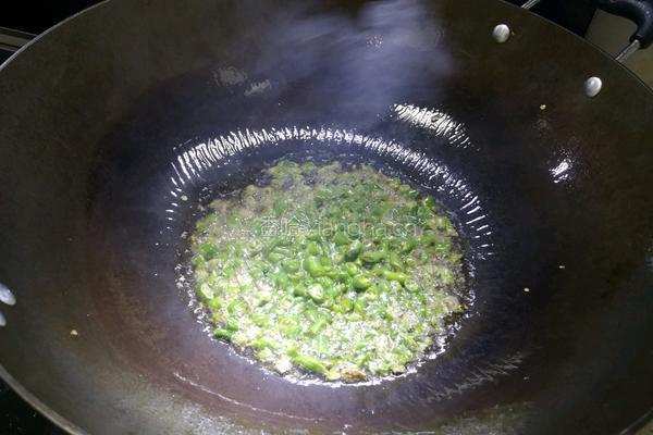 小青椒酥青豆的做法图解3
