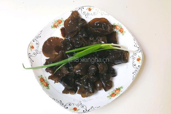 小葱蒜泥黑木耳的做法图解1