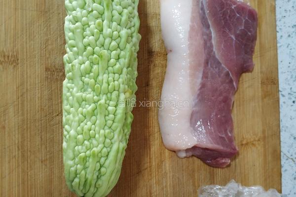 猪肉豆腐酿苦瓜的做法图解1