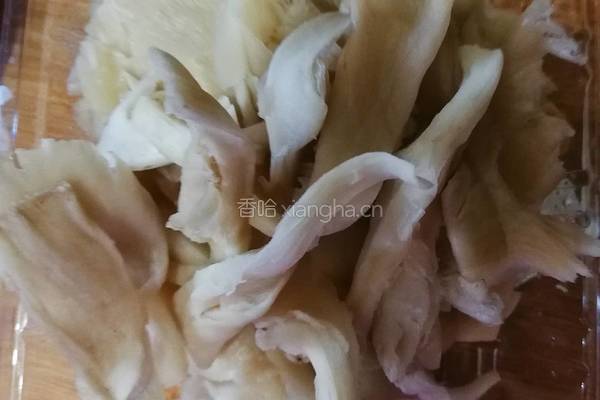 蘑菇蒸鸡腿的做法图解3