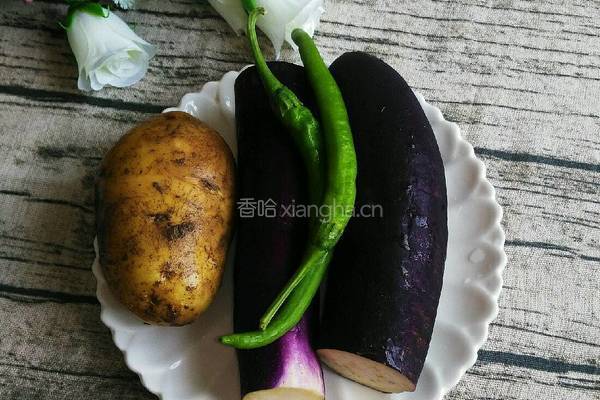 土豆烧茄子的做法图解1