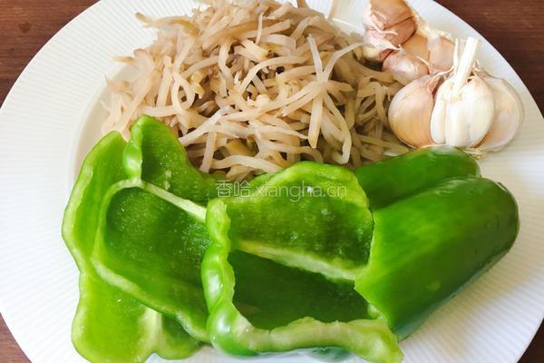 芥菜丝拌青椒丝的做法图解1