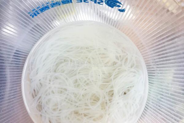 家常黄瓜拌粉丝的做法图解1