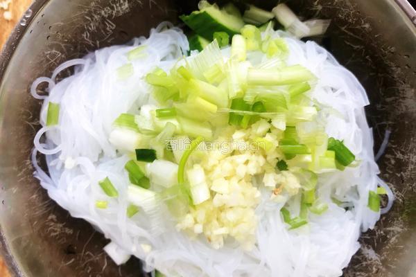 家常黄瓜拌粉丝的做法图解5