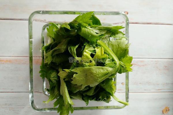 凉拌芹叶的做法图解1
