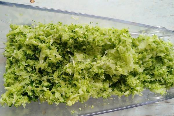 西兰花蛋炒饭的做法图解2