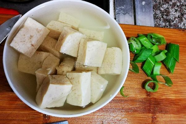 冻豆腐炖罗非鱼的做法图解3