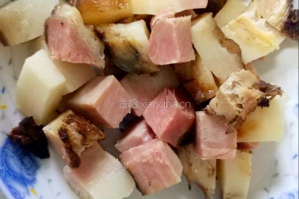 腊肉烧土豆的做法图解1
