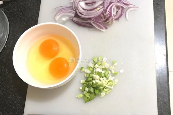 蒜香洋葱炒蛋的做法图解1