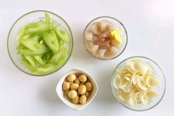 百合西芹虾仁的做法图解1