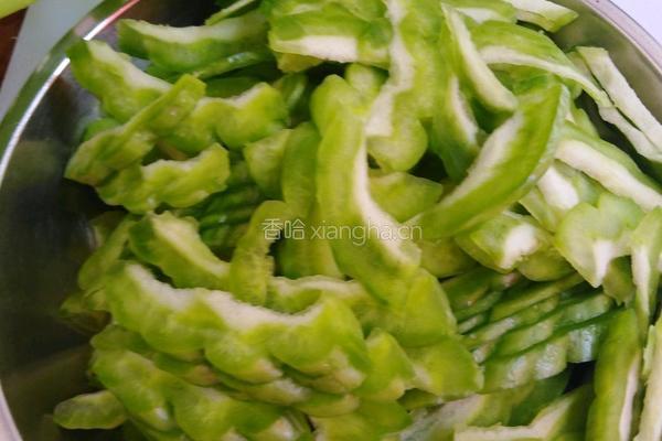 蚝油苦瓜的做法图解1