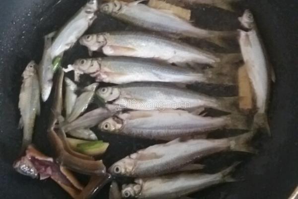 红烧麦穗鱼的做法图解3