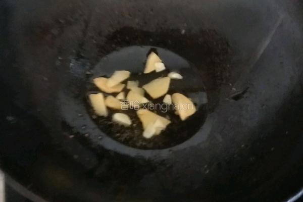 蘑菇炖鸡膀根的做法图解6