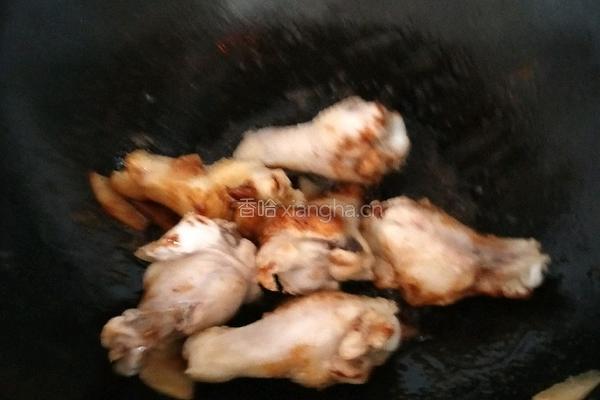 蘑菇炖鸡膀根的做法图解7