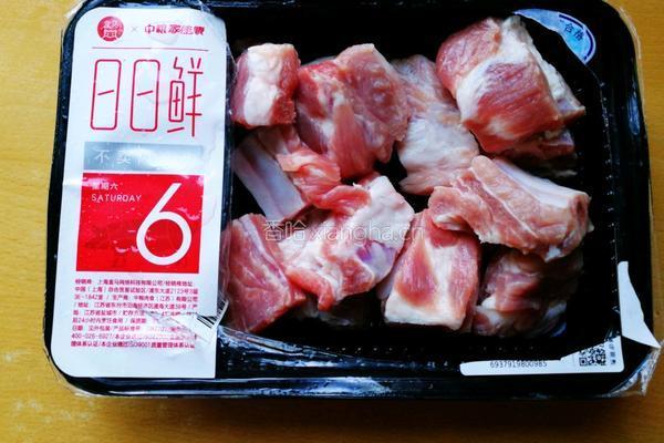 排骨胡萝卜藕汤的做法图解1