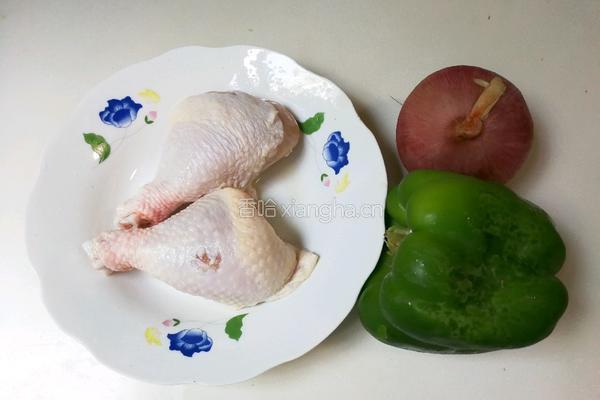 洋葱青椒鸡腿丁的做法图解1