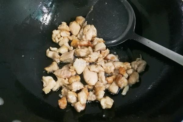 洋葱青椒鸡腿丁的做法图解7