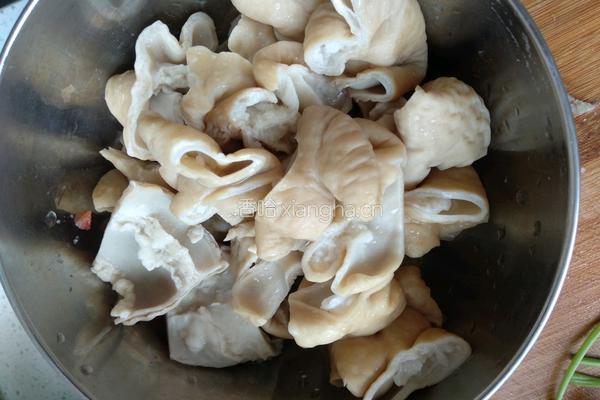 豆腐烧肥肠的做法图解1