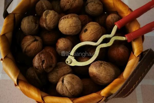 西芹炒核桃的做法图解1