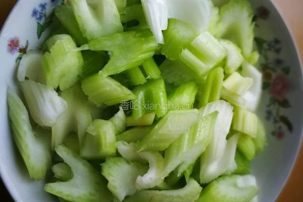 西芹炒核桃的做法图解3