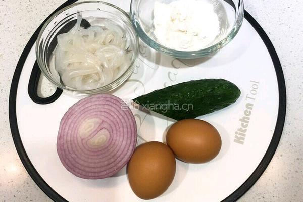 银鱼黄瓜蛋饼的做法图解1