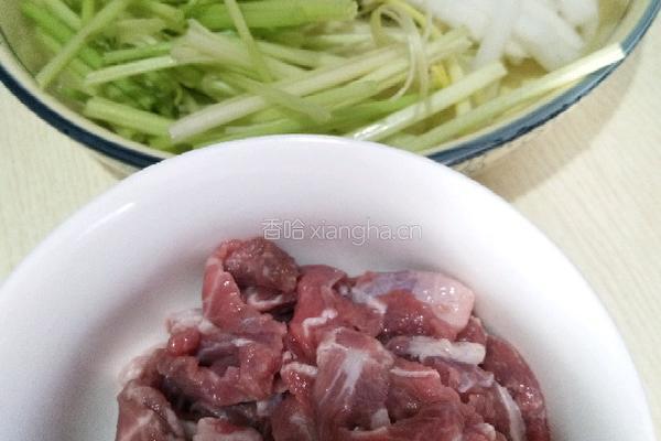 简单小炒萝卜丝芹菜肉片的做法图解1