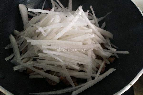 简单小炒萝卜丝芹菜肉片的做法图解4