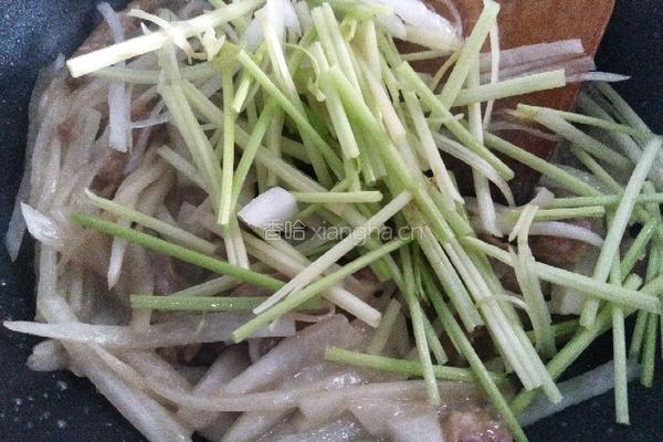 简单小炒萝卜丝芹菜肉片的做法图解5