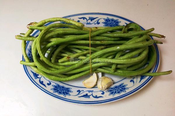 蒜香生抽豇豆的做法图解1